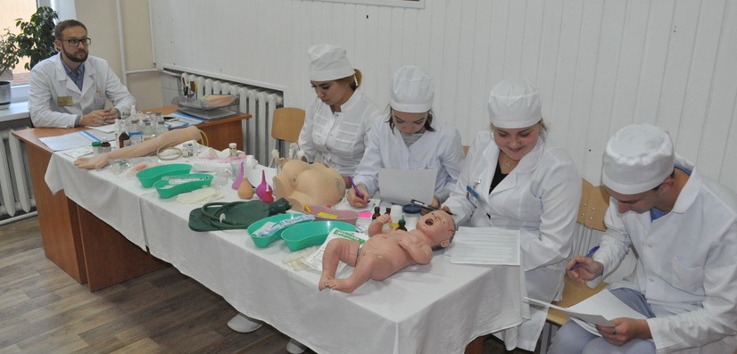Студенти медичного університету на заняттях з дитячої хірургії